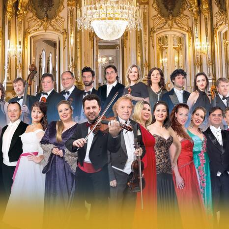 Zu sehen sind die Musiker und Musikerinnen, Sänger und Sängerinnen und Tänzer und Tänzerinnen.